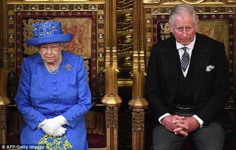 Queen Elizabeth II wears hat ressembling EU flag